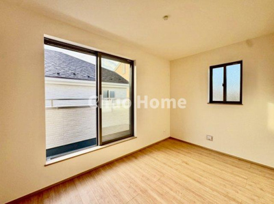 【洋室】 | 葛飾区東水元3丁目新築分譲住宅 | 【洋室】快適に過ごす条件は、一人ひとり違います。だからこそ飾り過ぎないシンプルな内装と偏り過ぎないデザインで統一しております。居住していく中でオーナー様だけの【マイホーム】に創り上げて下さい