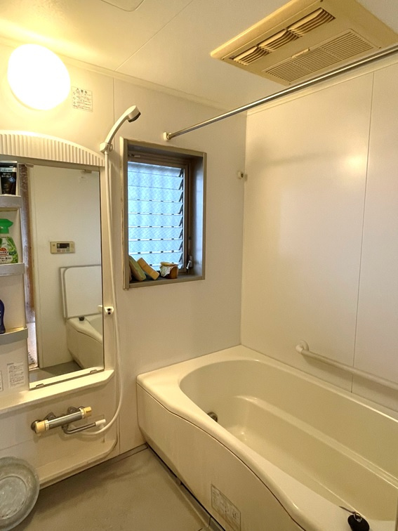 ポレスター西条の浴室|窓付の浴室で換気もしやすいです