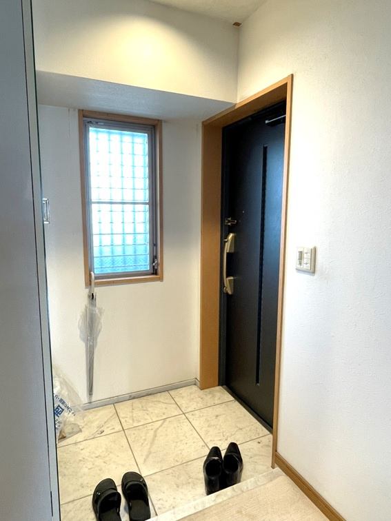 ポレスター西条の玄関|窓があるため明るい雰囲気の玄関です