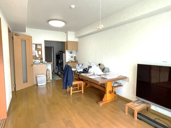 ポレスター西条の居間・リビング|約10.8帖のリビングダイニングです