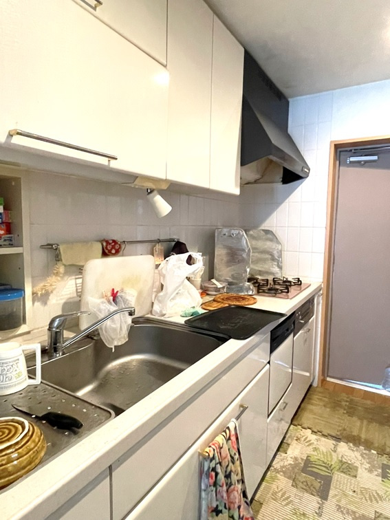 ポレスター西条のキッチン|収納力のあるキッチンです