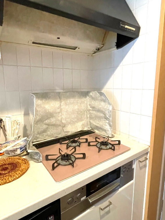 ポレスター西条のキッチン|三口ガスコンロで料理の際にも便利です