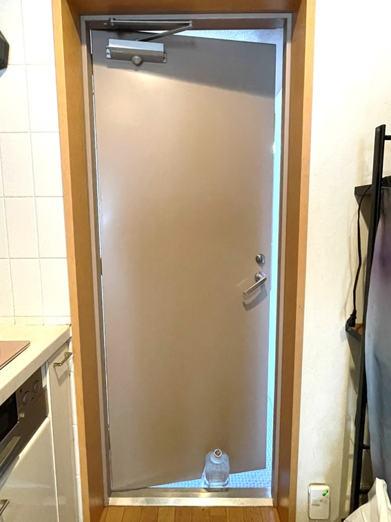 ポレスター西条のキッチン|キッチンには勝手口があり、エレベーターからすぐに持つを運べます。