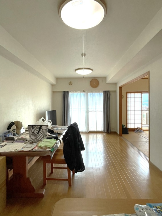 ポレスター西条の居間・リビング|約10.8帖のリビングダイニングです