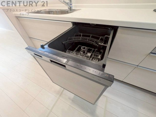 食器洗浄乾燥機は手洗いに比べて時間や労力を節約できます。また、高温のお湯で洗浄されるため、雑菌や細菌を殺菌する効果もあります。さらに、乾燥機能があるため、手で拭く手間も省け衛生的に保管できます。