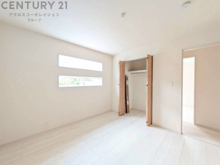 子供部屋…創造性や成長を促す遊びの空間を提供。学習や趣味に集中できる環境を整えます。個別のプライベートスペースは自己表現と自立心を育み、心地よい睡眠環境を整えリラックスできる場所を提供。