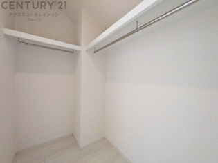 ウォークインクローゼットは、歩いて入れるタイプの収納スペースで、衣類や小物を整理しやすいのが特徴です。一般的なクローゼットよりも広く、収納力が高いため、家の中をすっきり保つのに役立ちます。