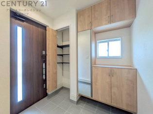 大きな玄関収納付きの玄関です　家族皆様の履物をしっかり収納できます　姿見付きでお出かけ前の身だしなみチェックに便利です