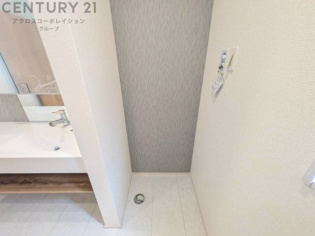 洗濯物の仕分け作業がしやすく、整理整頓が容易になります。洗濯音や湿気を他の部屋に持ち込まず、生活環境を快適に保ちます。上部を活用すれば収納スペースを確保でき洗剤や洗濯用品の整理もしやすくなります。