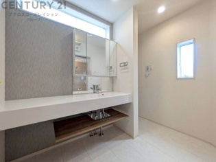 衣服の収納や脱ぎ着や整理整頓がしやすく、湿った衣類を乾燥させるスペースがありカビや臭いの発生を防ぎます。床の汚れを他の部屋に持ち込まず清潔を保つことができます。また快適な入浴環境の整備にも役立ちます。