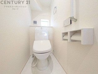 温水洗浄便座付トイレは温水洗浄機能により、暖かい水でおしりを洗浄することができ、冷たい水を使う従来の便座に比べ、温水洗浄機能で暖かいトイレを提供し、快適な使用を可能にします。