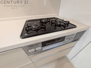 多数の調理器具を同時に使用でき、料理の効率化が可能。省エネで節約になり、様々な料理スタイルに適応できます。また、火力調整が独立しており、手入れや掃除もしやすく、今よりもっとお料理が楽しくなるかも。