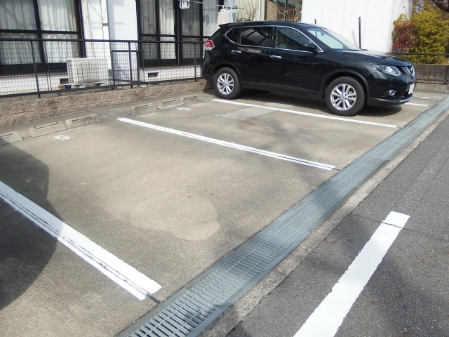 ドエル善十の駐車場