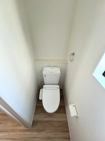 【トイレ】 | 那珂川市片縄北5丁目2期　1号棟（全1棟）【仲介手数料無料・0円】 | 施工例。1階のトイレです。施工例は完成時と異なる場合があります。