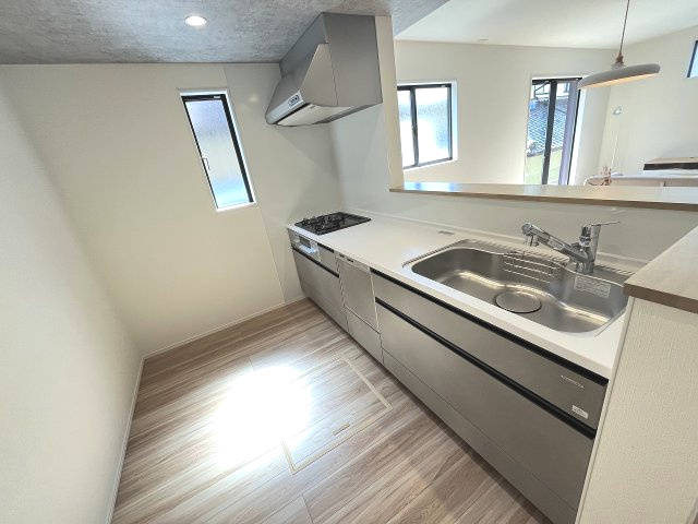 【キッチン】 | 那珂川市片縄北5丁目2期　1号棟（全1棟）【仲介手数料無料・0円】 | 施工例。施工例は完成時と異なる場合があります。
