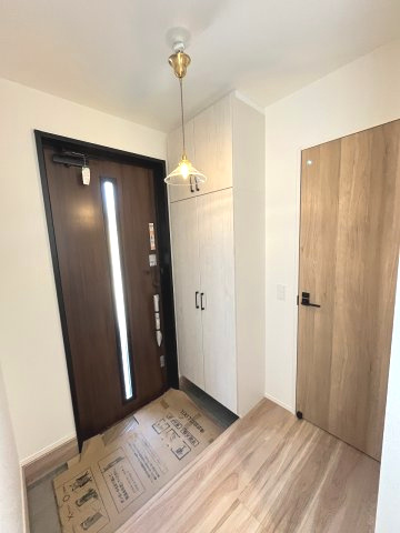 【玄関】 | 那珂川市片縄北5丁目2期　1号棟（全1棟）【仲介手数料無料・0円】 | 施工例。施工例は完成時と異なる場合があります。