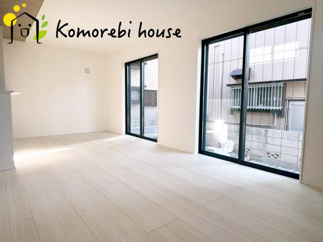 上尾市上　27期　新築一戸建て　グラファーレ　01の居間・リビング|高性能窓と断熱材を採用したLDKで、冷暖房効率アップ。家族が集まる時間も快適に過ごせるリビングです。