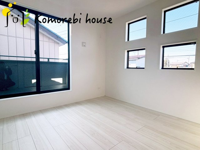 上尾市上　27期　新築一戸建て　グラファーレ　01の洋室|明るい光が差し込む洋室は、寝室・子ども部屋・ワークスペースなど多用途に使える自由度の高い空間。家具の配置もしやすく、暮らしに合わせて柔軟に活用できます。