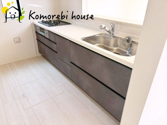 上尾市上　27期　新築一戸建て　グラファーレ　01のキッチン|広々LDKとつながるキッチンは、家族との会話を楽しみながら調理ができる設計です。