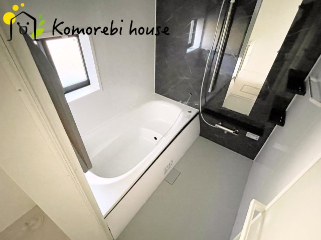 上尾市上　27期　新築一戸建て　グラファーレ　01の浴室|暖房・乾燥・換気が一体になった多機能浴室で、一年を通して快適に使えるのが魅力。冬は暖房であたたかく、雨の日は乾燥が洗濯物をしっかり乾かしてくれます。