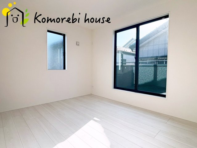 上尾市上　27期　新築一戸建て　グラファーレ　01の寝室|一日の疲れをゆっくり癒せる主寝室は、ベッドを置いてもゆとりある広さが魅力。収納完備で衣類もスッキリ収まり、静かで落ち着いた空間が快適な眠りをサポートします。