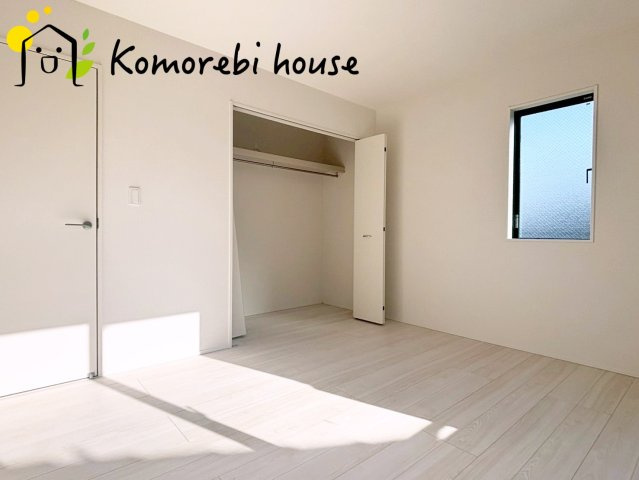 上尾市上　27期　新築一戸建て　グラファーレ　01の寝室|ベッドをゆったり置いても余裕があり、テレビを見たり、読書を楽しんだり。夫婦の時間を静かに積み重ねられる落ち着いた寝室です。