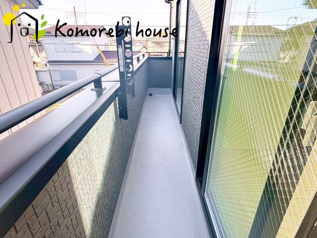 上尾市上　27期　新築一戸建て　グラファーレ　01のバルコニー|南向きのバルコニーは一日を通して陽当たりがよく、洗濯物もふっくら乾きます。家族の生活リズムに寄り添う、明るく使いやすいスペースです。
