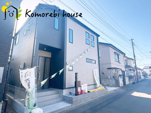 上尾市上　27期　新築一戸建て　グラファーレ　01の外観|明るい色合いで統一された外観が魅力の新築住宅。シンプルながら存在感があり、帰宅時に気分が上がるデザインです。周辺環境とも調和し、落ち着いた街並みに映える一邸です。