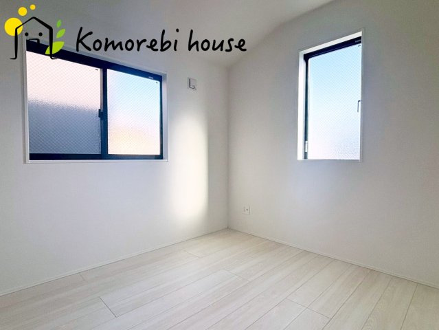 上尾市上　27期　新築一戸建て　グラファーレ　01の子供部屋|自然光が心地よく入る子ども部屋は、学習・遊び・睡眠をしっかり支える快適環境。シンプル設計でレイアウトも変えやすく、成長に合わせて長く使える利便性の高い一室です。