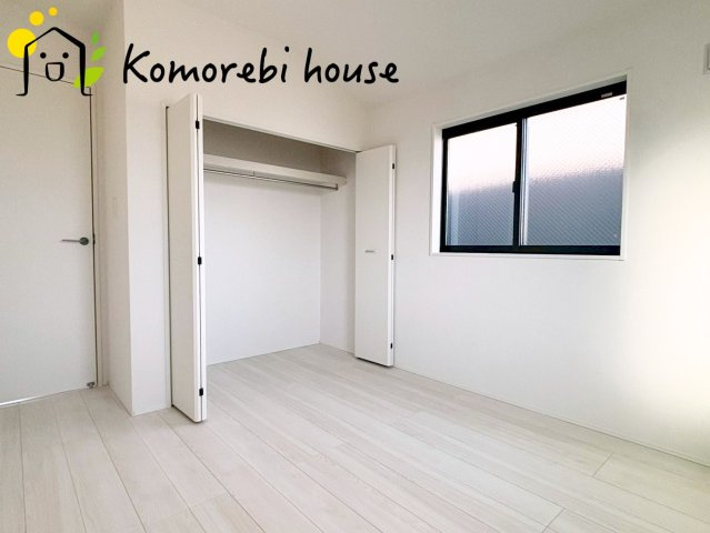 上尾市上　27期　新築一戸建て　グラファーレ　01の子供部屋|日当たりがよく、机に向かう時間も自然とはかどる子ども部屋。寝る・学ぶ・遊ぶがコンパクトにまとまり、毎日の“小さな成長”を見守る空間です。