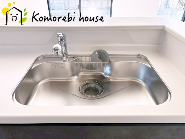 上尾市上　27期　新築一戸建て　グラファーレ　01のキッチン|浄水器一体型で、いつでも美味しいお水がそのまま使えるキッチンシンク。料理やコーヒーづくり、炊飯にも安心して利用でき、毎日の食卓が少し豊かに。