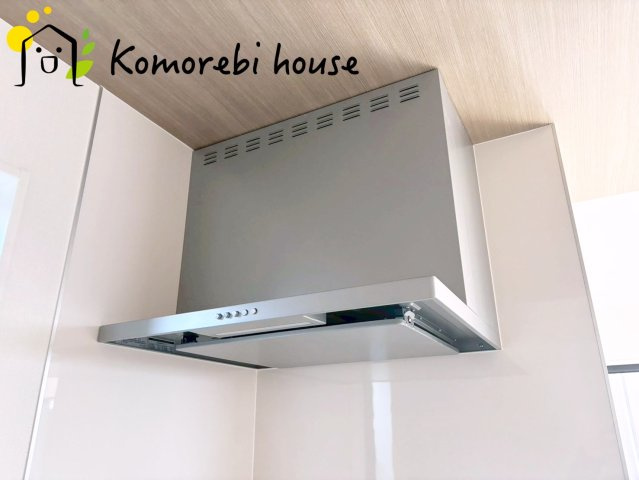 上尾市上　27期　新築一戸建て　グラファーレ　01のキッチン|吸引力の高いレンジフードが煙や匂いを素早く排出。揚げ物や炒め物も気兼ねなくでき、リビングに匂いを残しません。