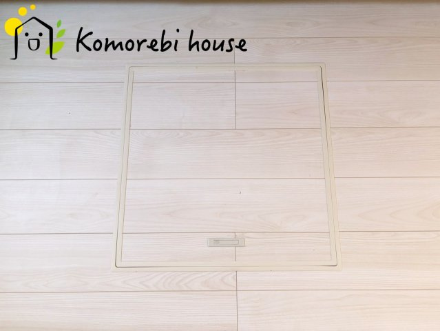 上尾市上　27期　新築一戸建て　グラファーレ　01の内装|調味料やストック食材、非常用品までまとめてしまえる床下収納。キッチン周りがすっきり片付き、必要な時にさっと取り出せる“賢い収納スペース”として毎日の家事を支えます。