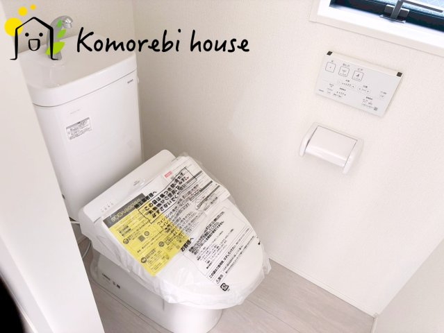 上尾市上　27期　新築一戸建て　グラファーレ　01のトイレ|2階にもトイレがあることで、朝の混雑が解消し生活動線がスムーズに。新築ならではの間取り設計で、毎日の“プチストレス”が驚くほど減ります。