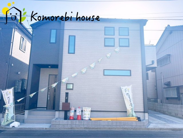 上尾市上　27期　新築一戸建て　グラファーレ　01の庭|砂利敷きの庭は雑草対策になるだけでなく、歩くと音が鳴るため防犯面でも効果的。普段は自転車置き場や家事スペースとして活躍し、見た目と実用性を兼ね備えた外構です。