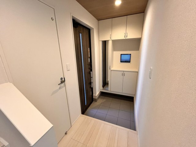 上尾市上　27期　新築一戸建て　グラファーレ　01の玄関|屋根付き玄関で雨の日も安心。濡れずに出入りでき、快適な暮らしをサポートします。