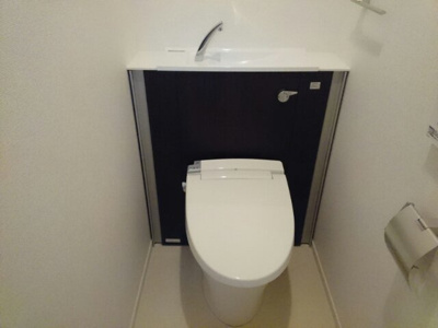 【トイレ】 | オエステ・コンドミニオ | 落ち着いた色調のトイレです