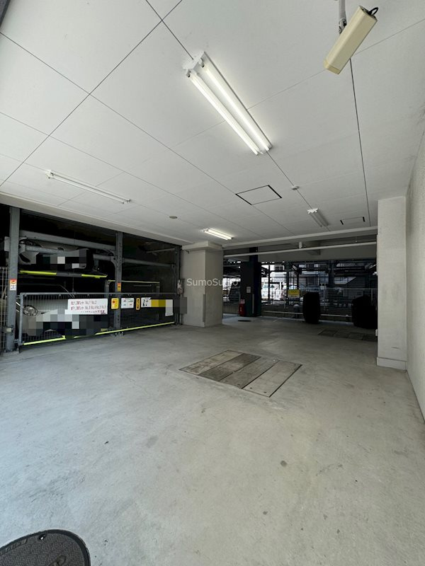 AFFLUENCE難波の駐車場