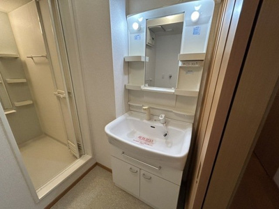 【洗面所】 | ミ・カーサ螢が丘 | 明るい洗面所です