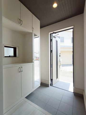 三郷市　彦成1丁目　新築戸建　全2棟　の玄関|施工例です