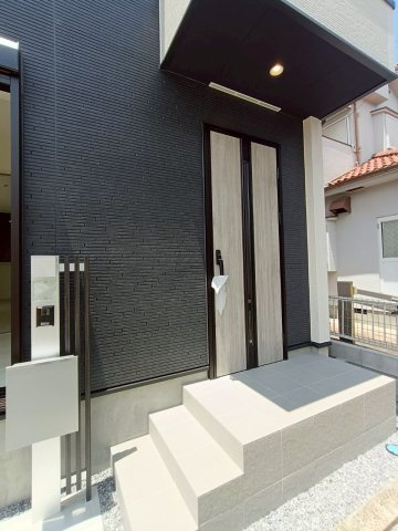三郷市　彦成1丁目　新築戸建　全2棟　の玄関|施工例です