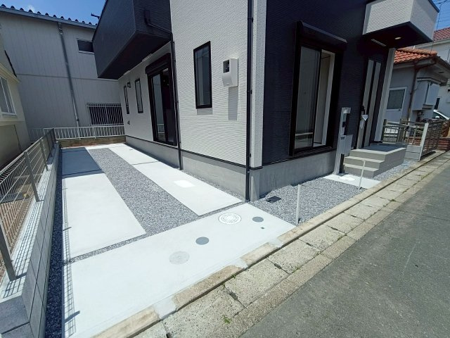 三郷市　彦成1丁目　新築戸建　全2棟　の駐車場|施工例です