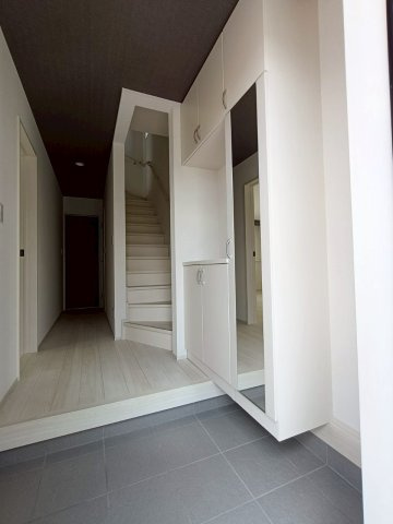 三郷市　彦成1丁目　新築戸建　全2棟　の玄関|施工例です