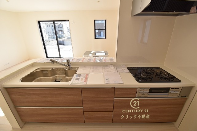 リーブルガーデン  ひたちなか稲田　10期　1の前面道路含む現地写真|4台駐車可能です。気になる他の物件と合わせての現地ご案内も可能です。HPから、またお電話でも、お気軽にお問い合わせください。

