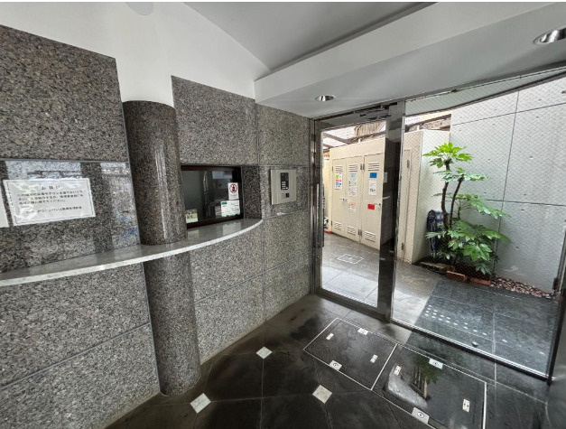 エバーグリーンパレス新宿のエントランス