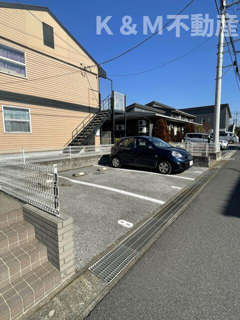 ＧＯＬＤ　ＦＩＥＬＤⅠの駐車場|車をお持ちの方に嬉しい駐車場付きの物件です