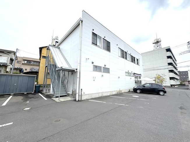【エントランス】 | ＶＩＬＬＡＧＥ３１０ | 建物奥と側面が駐車場です