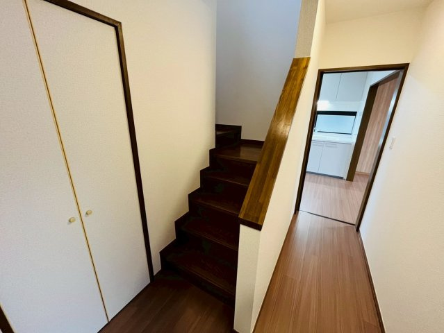 小山市花垣町　リフォーム物件の収納|〇収納〇
1階階段横には収納も完備♪
2025年8月撮影