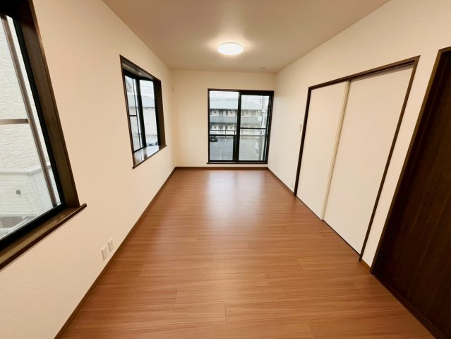 小山市花垣町　リフォーム物件の洋室|〇2階洋室　9帖〇
バルコニーに面した主寝室にクロゼット完備！衣類の種類や使用頻度に合わせて、整頓できます。
2025年10月撮影