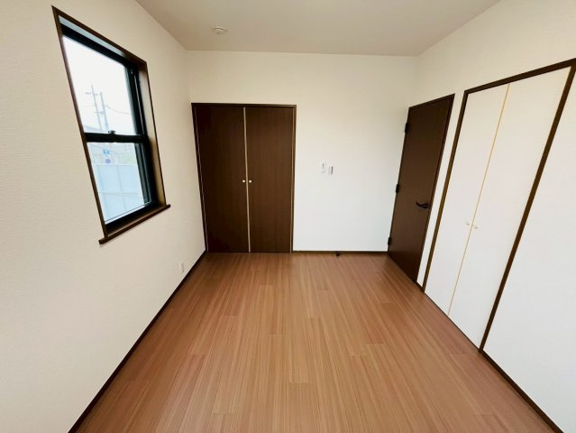 小山市花垣町　リフォーム物件の洋室|〇2階洋室　6帖〇
各居室収納付き！窓から明るい日差しが差し込みます♪
2025年10月撮影